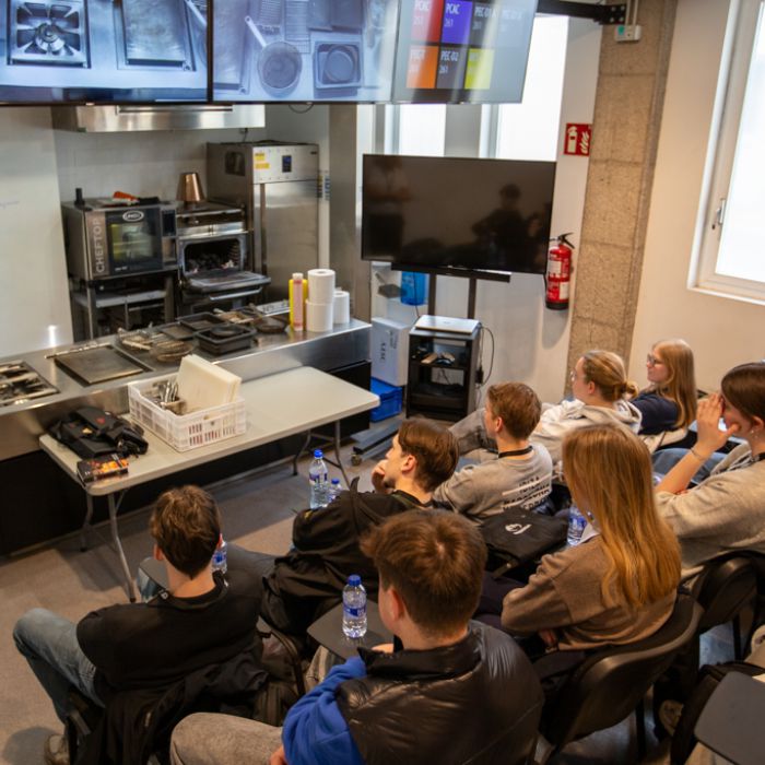 Más allá de las aulas: El desafío del fuego con Ter Groene Poorte y el CIB
